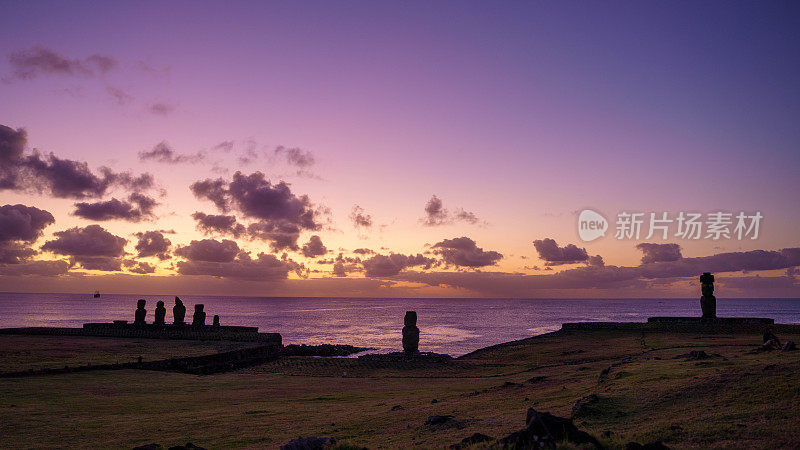 智利复活节岛(Rapa Nui/ Isla de Pascua)阿胡塔海雕像前的日落